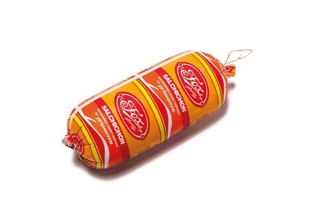 Paquete de salchicha salchichón cilíndrica de color amarillo y naranja sobre fondo blanco.