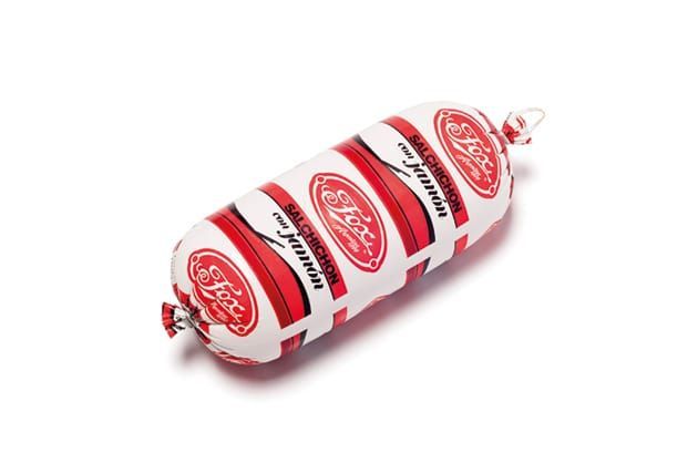 Salchicha envuelta en envase blanco y rojo, con la palabra 