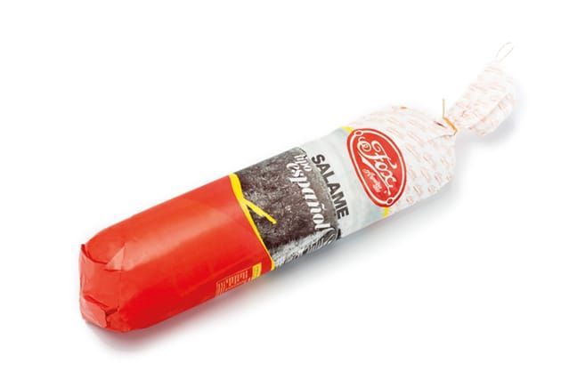 Salchicha de salami envuelta con envoltorio rojo y blanco.