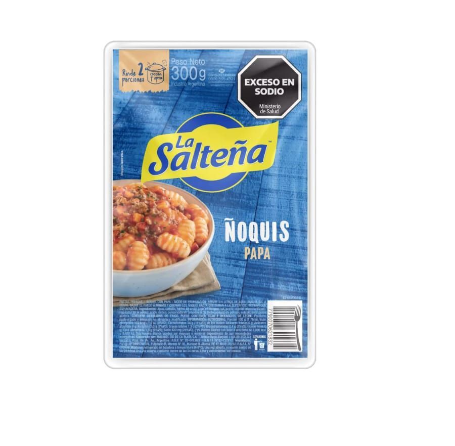 Paquete de ñoquis de papa La Salteña con bol de ñoquis y salsa, advertencia de exceso de sodio.