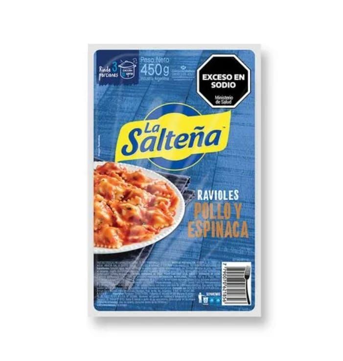 Paquete de ravioles La Salteña, sabor pollo y espinaca, con texto: “Exceso de sodio”.