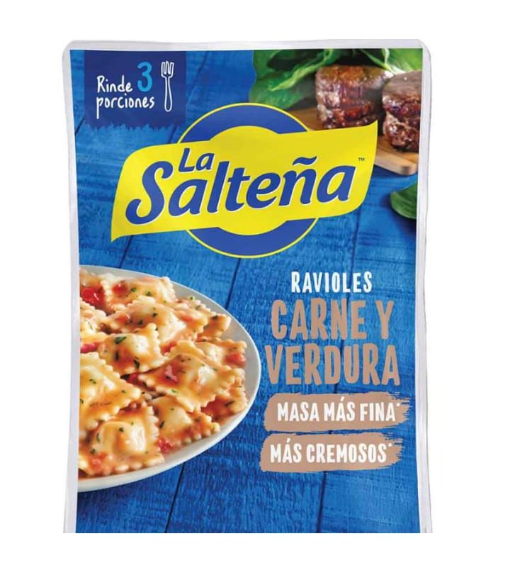 Paquete de ravioles La Salteña, sabor carne y vegetales, con fondo azul y porción de pasta.