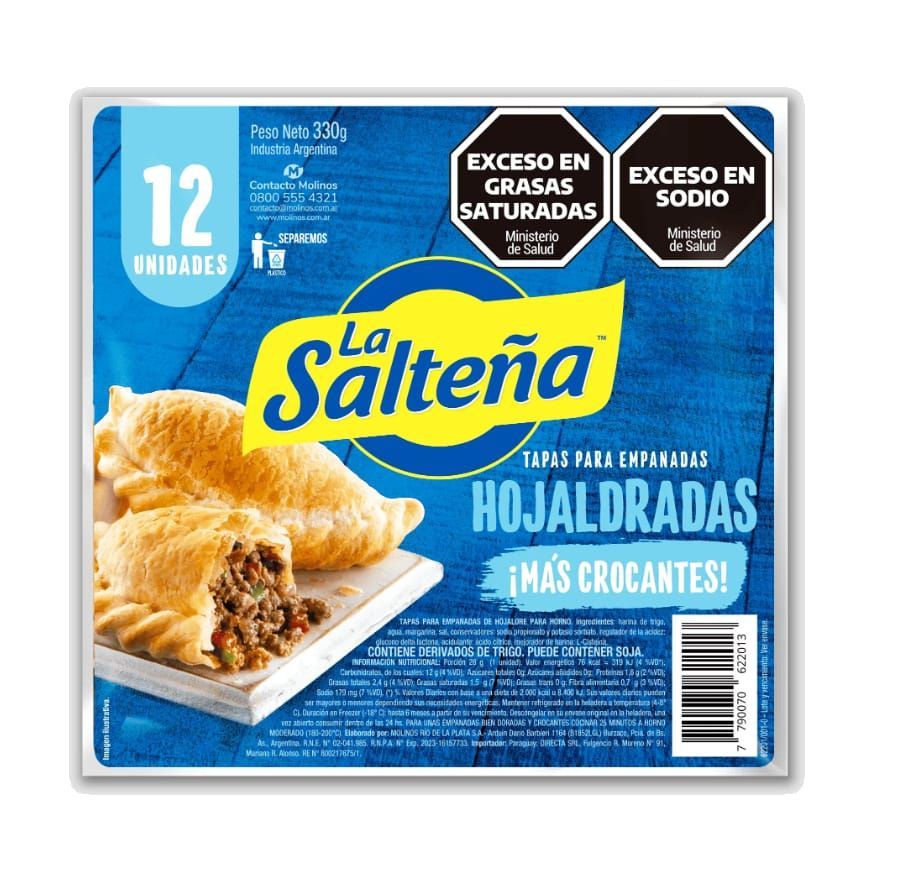 Caja de masa para empanada La Salteña, con etiquetas de “Exceso de sodio” y “Exceso de grasas saturadas”.