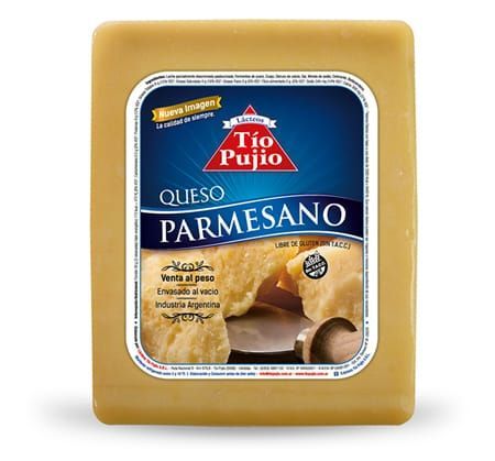 Bloque de queso parmesano Tío Pujio. Tiene una etiqueta azul con texto y una foto de trozos de queso sobre fondo blanco.