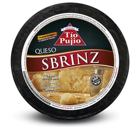 Rueda de queso redonda con corteza negra y etiqueta que dice 