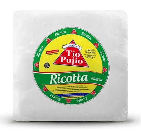 Queso ricotta envasado en color blanco con una etiqueta circular verde y amarilla que dice “Tío Pujio Ricotta Magna”.