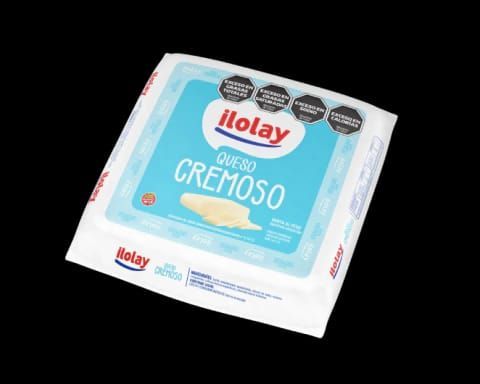 Paquete de queso Ilolay Queso Cremoso sobre fondo negro. Envase blanco y azul.