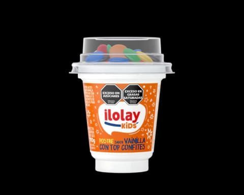 Vaso de yogur con caramelos de colores encima y etiqueta naranja: 