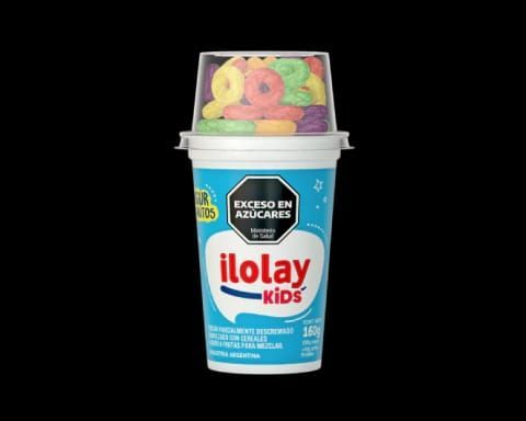 Vaso de yogur con topping de cereal de colores, marca “Ilolay Kids”, sobre fondo negro.