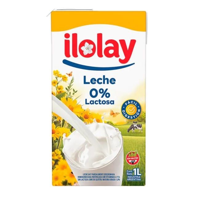 Cartón de leche Ilolay 0% lactosa; vertido en un vaso, flores amarillas y campo verde al fondo.