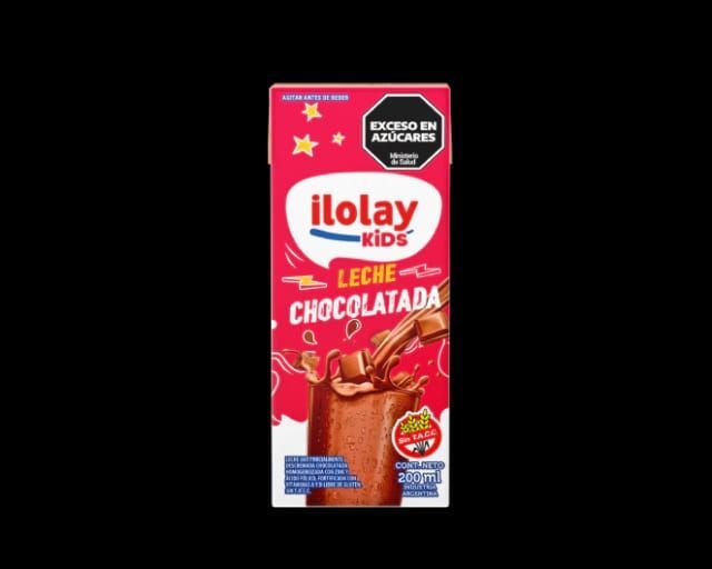 Cartón de leche chocolatada Ilolay Kids con salpicaduras y advertencia de “Exceso en azúcares”.
