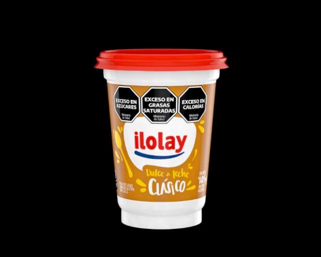 Envase de dulce de leche Ilolay con tapa roja. Advertencias nutricionales en el frente.
