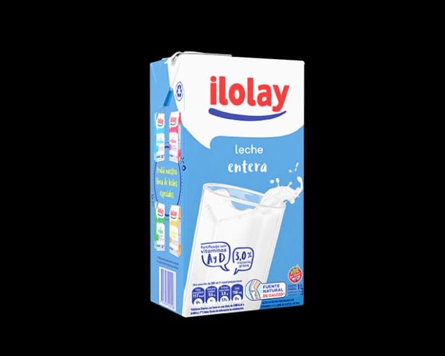 Cartón de leche entera Ilolay, de color azul y blanco, con un vaso de leche derramándose.