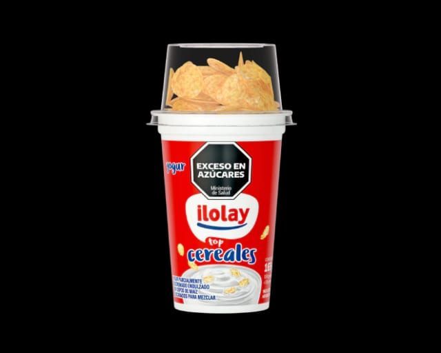 Vaso de yogur Ilolay con chips encima, envase rojo y blanco.