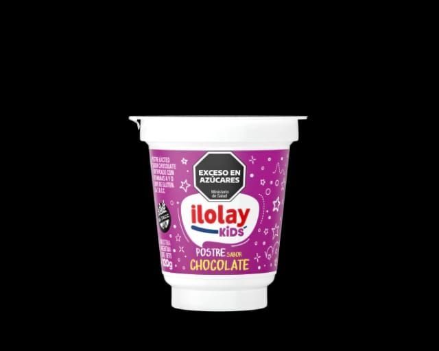 Vaso de yogur de chocolate Ilolay Kids sobre fondo negro. Etiqueta morada y blanca.