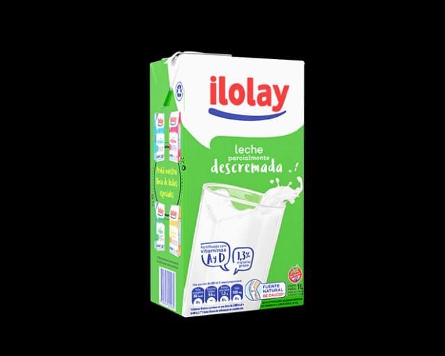 Caja de leche desnatada Ilolay, envase verde y blanco. Presenta un gráfico de un vaso de leche.