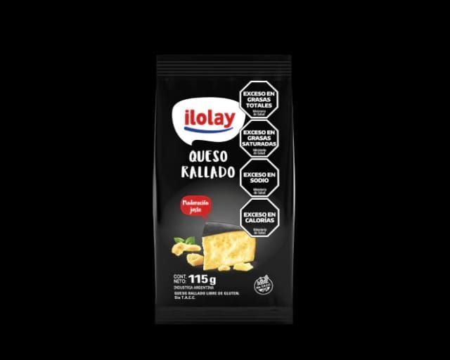 Paquete negro de Queso rallado Ilolay con etiquetas de advertencia.