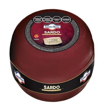 Bola redonda de queso Santa Rosa Sardo con recubrimiento de cera roja oscura y etiqueta negra.