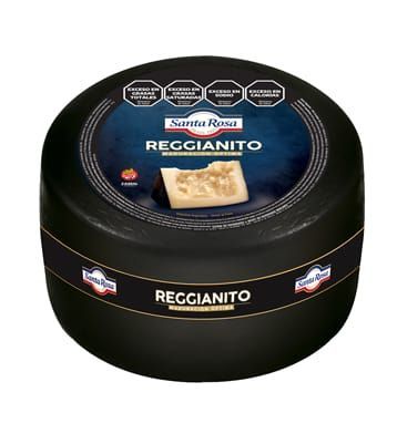 Rueda de queso Reggianito Santa Rosa, empaque negro con etiqueta que muestra una cuña de queso.