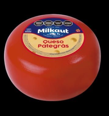 Bola redonda y roja de queso Milkaut Pategras con etiqueta.