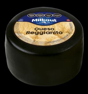 Rueda de queso oscuro etiquetada 