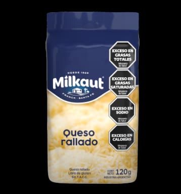 Bolsa de queso Milkaut rallado con advertencias: grasas totales, grasas saturadas, sodio y calorías.