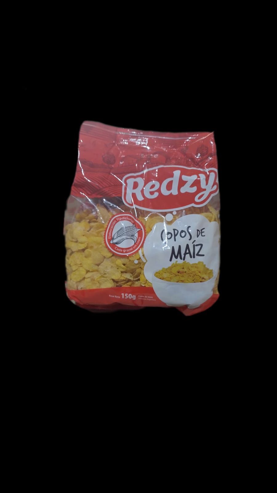 Bolsa de copos de maíz rojos sobre fondo negro.