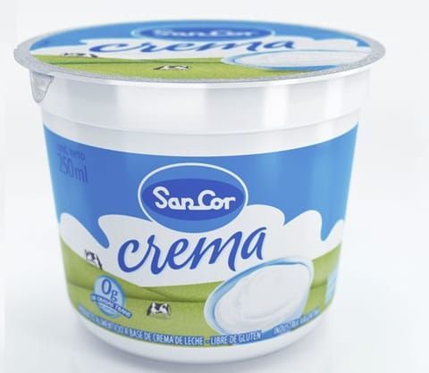 Envase de crema SanCor, etiqueta blanca y azul, producto cremoso, 250ml.