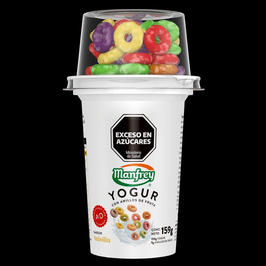 Vaso de yogur con un recipiente con anillos de cereales de colores en la parte superior; recipiente blanco con texto.