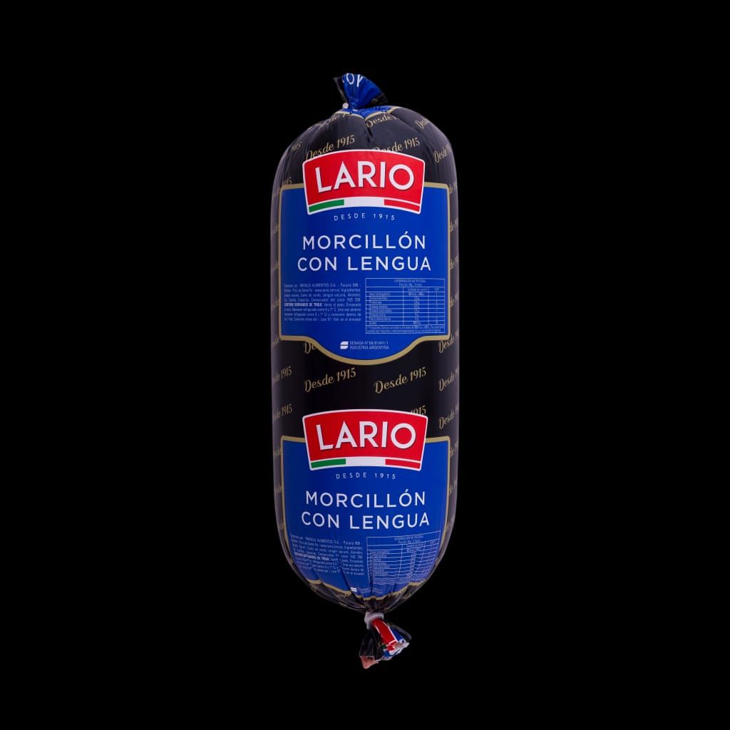 Un morcillón de lengua envasado de la marca Lario sobre un fondo negro.