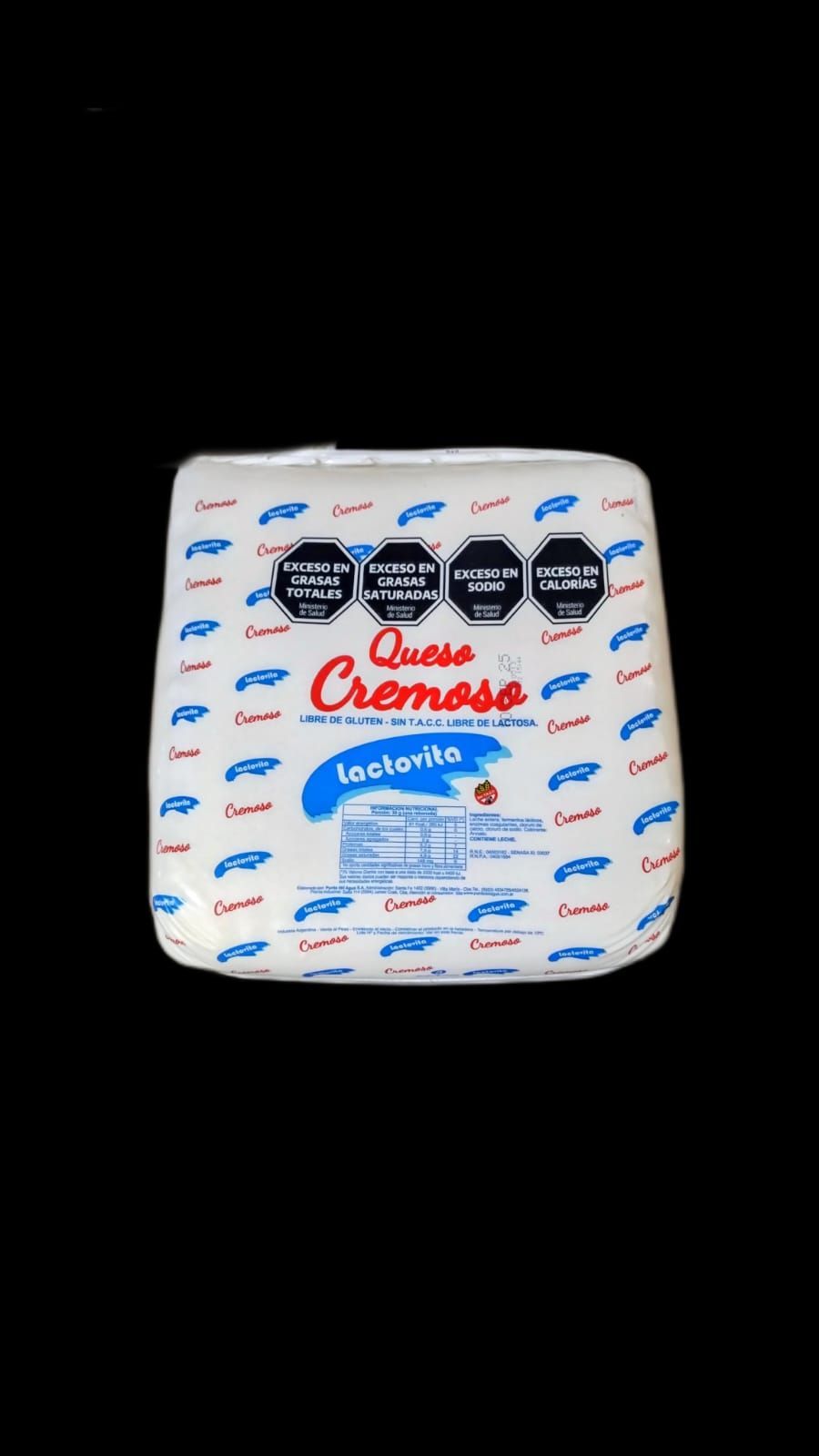 Paquete rectangular blanco de queso mexicano cremoso con texto e información nutricional sobre fondo negro.