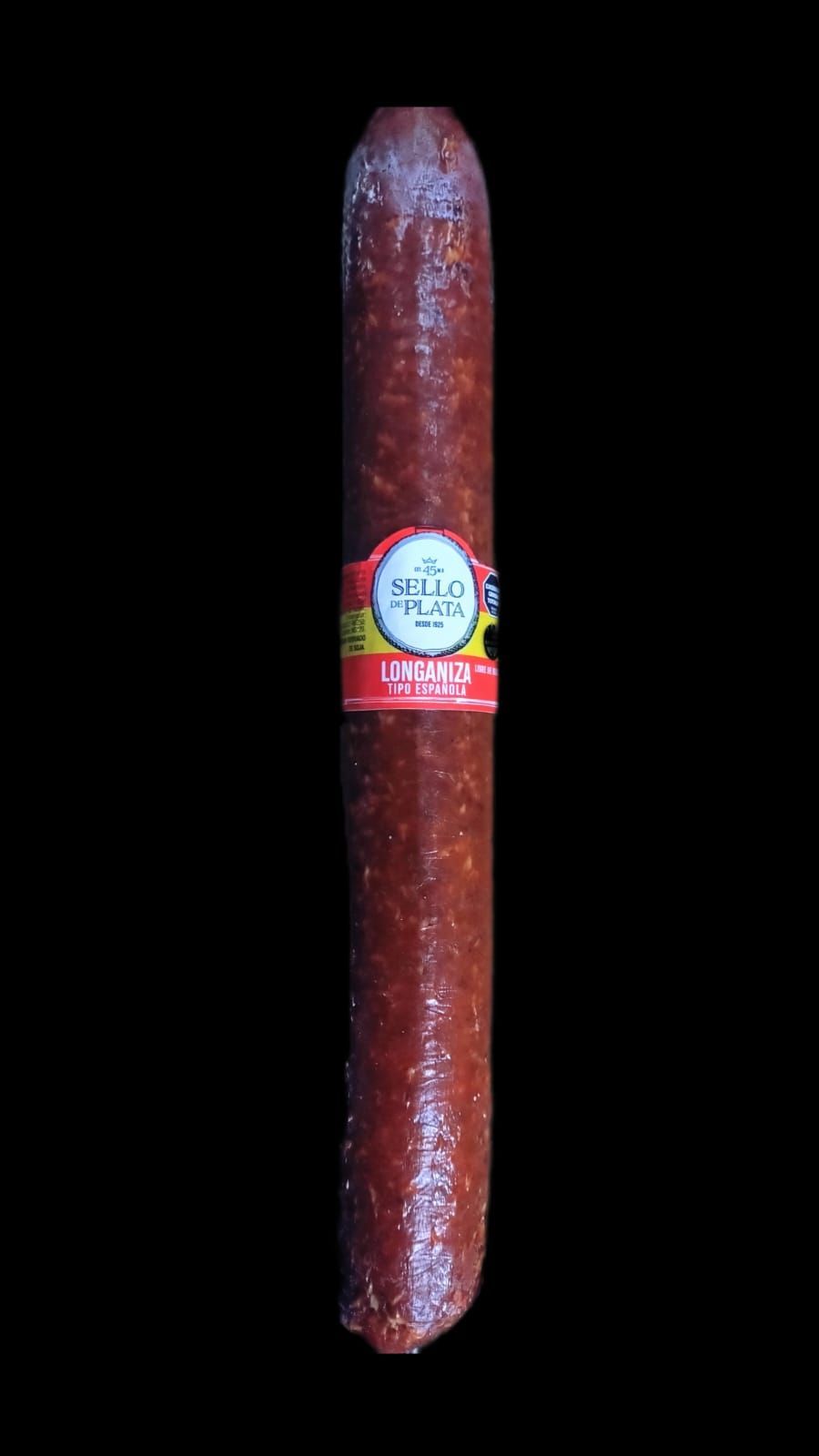 Salchicha de salami con etiqueta roja y amarilla, sobre fondo negro.