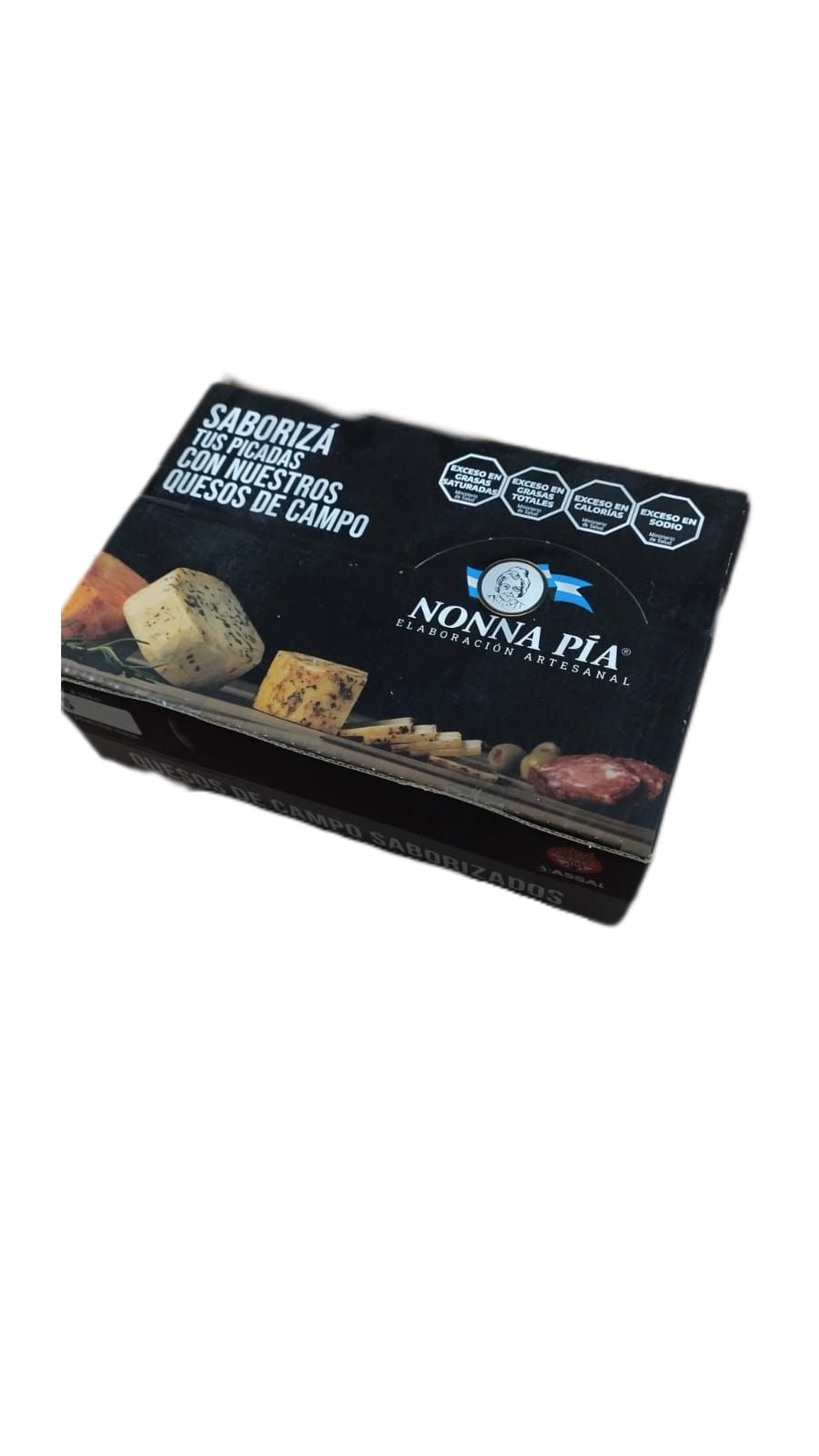 Caja de queso negra con muestras de queso y el logo de Nonna Pia.