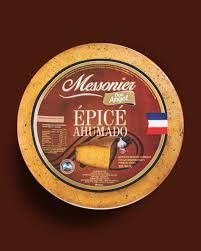 Queso redondo con etiqueta 