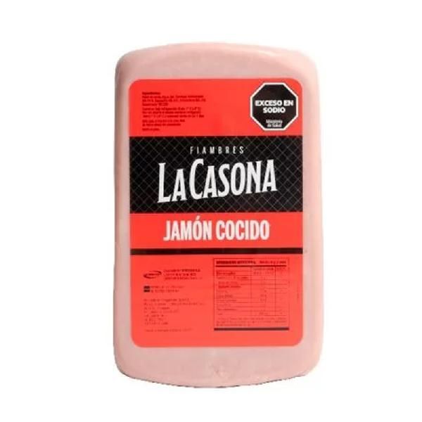 Bloque rectangular rosa de jamón cocido “La Casona” con etiqueta roja y negra; advertencia de “Exceso en Sodio”.
