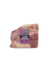 Corte de carne cruda, envasado con etiqueta morada.