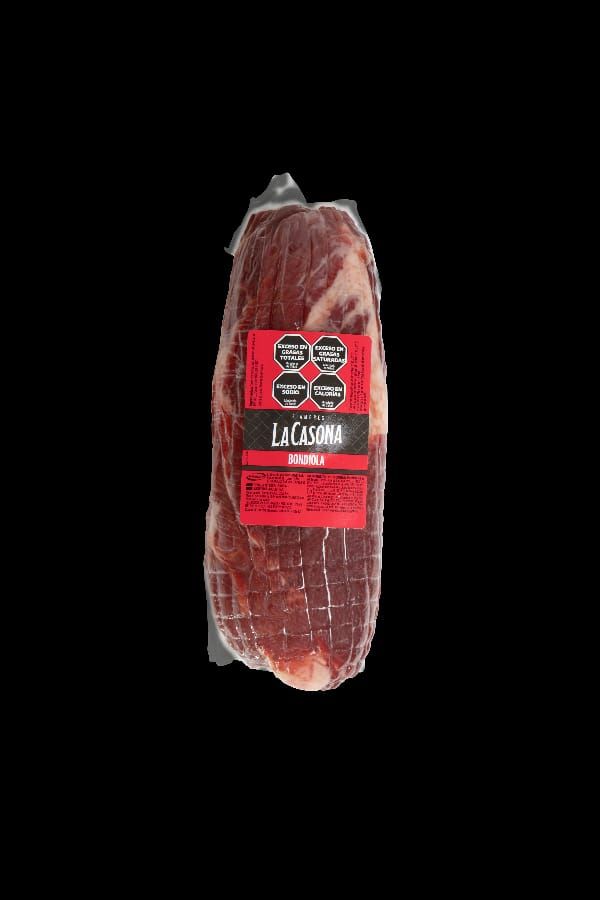 Paquete de carne etiquetado “La Casita” en plástico sellado al vacío, sobre fondo negro.
