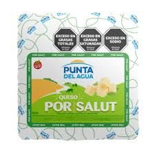 Paquete de queso con etiquetas que advierten sobre el exceso de grasa y sodio. Marca: Punta del Agua.