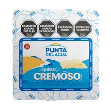 Paquete de queso cremoso Punta Del Agua con advertencias de exceso de grasa, grasas saturadas, sodio y calorías.