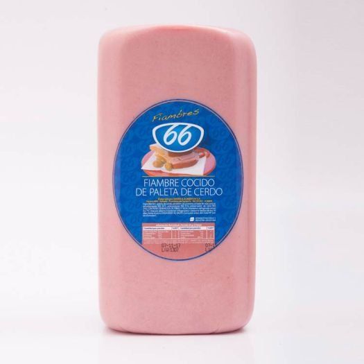 Bloque rosa de jamón cocido envasado con etiqueta azul.