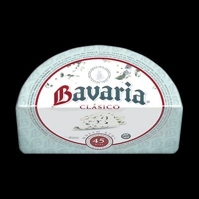 Rueda de queso Bavaria Clásico con moho azul verdoso, etiqueta blanca y azul, sobre fondo negro.