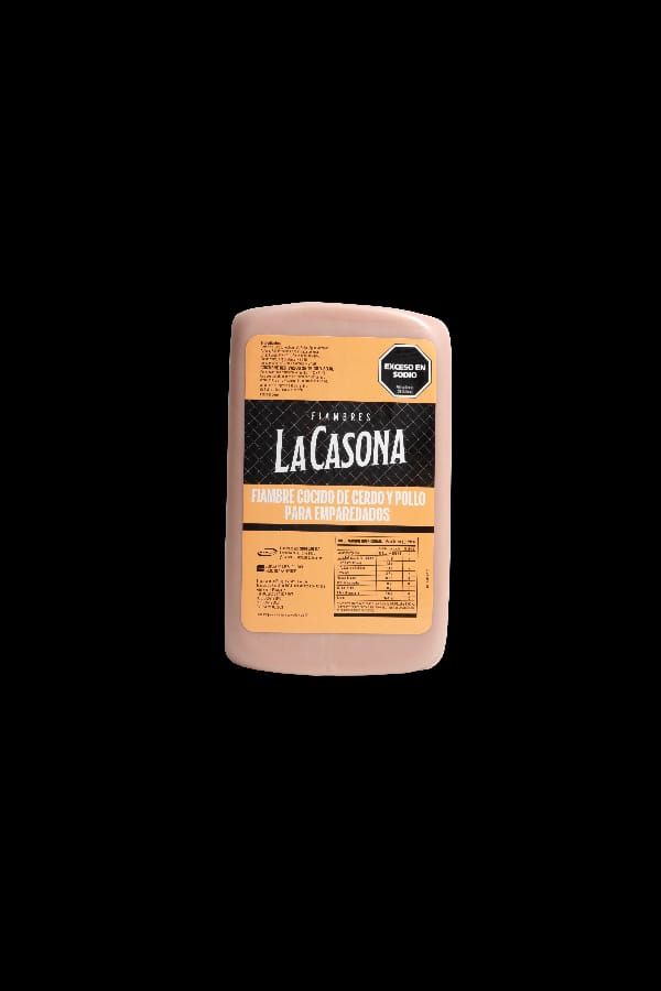 Paquete de queso La Casona sobre fondo negro. Color crema con etiquetas en naranja y negro.