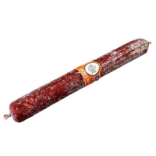 Tronco de salami seco, de color marrón rojizo con moho blanco, envuelto en una etiqueta.