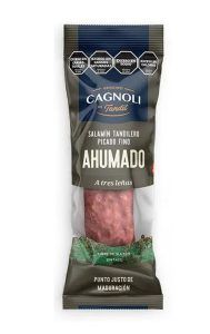 Paquete de salami ahumado Cagnoli, con la carne visible en su interior.