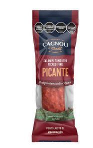 Paquete de salami Cagnoli Picante, rojo y blanco con texto y palito de salami visible.