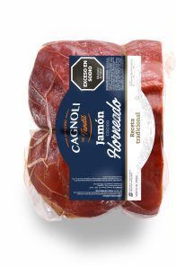 Jamón Horneado envasado de Cagnoli; etiqueta del producto en color azul oscuro con advertencias nutricionales.