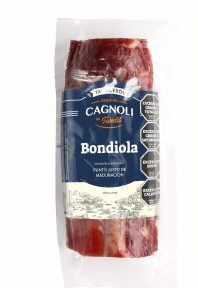 Carne de bondiola envasada en film transparente, con etiqueta azul y blanca.