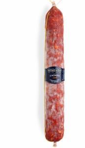Un chorizo ​​largo y cilíndrico, de color rojo, con una etiqueta y un cordel atado en cada extremo.