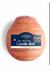Producto Cagnoli: Jamón de cocción lenta, envuelto en plástico, con etiqueta azul y aviso de “Exceso de Sodio”.