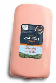 Bloque rectangular de fiambre de cerdo de color rosa, envasado con etiqueta Cagnoli.
